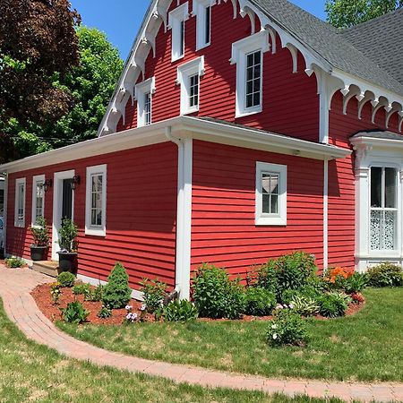 The Red House Fredericton Acomodação com café da manhã Exterior foto