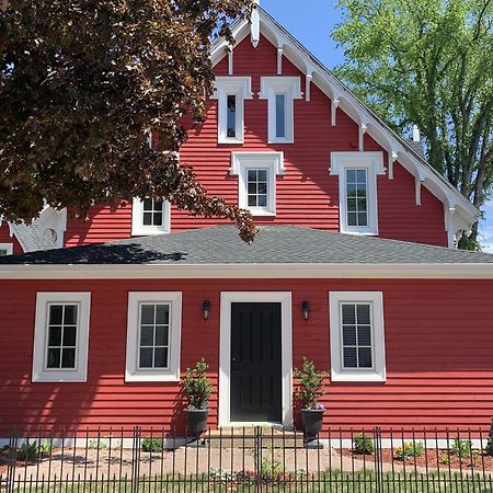 The Red House Fredericton Acomodação com café da manhã Exterior foto
