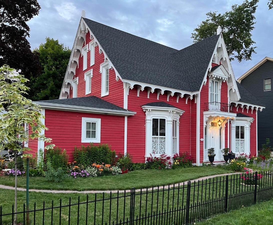 The Red House Fredericton Acomodação com café da manhã Exterior foto